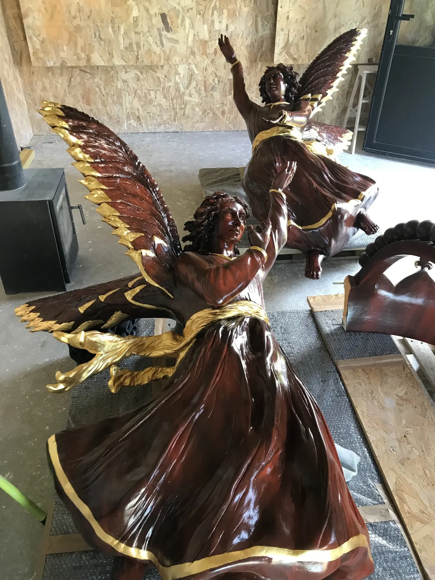 Deux anges de chœur en staff, finition faux-bois et dorure