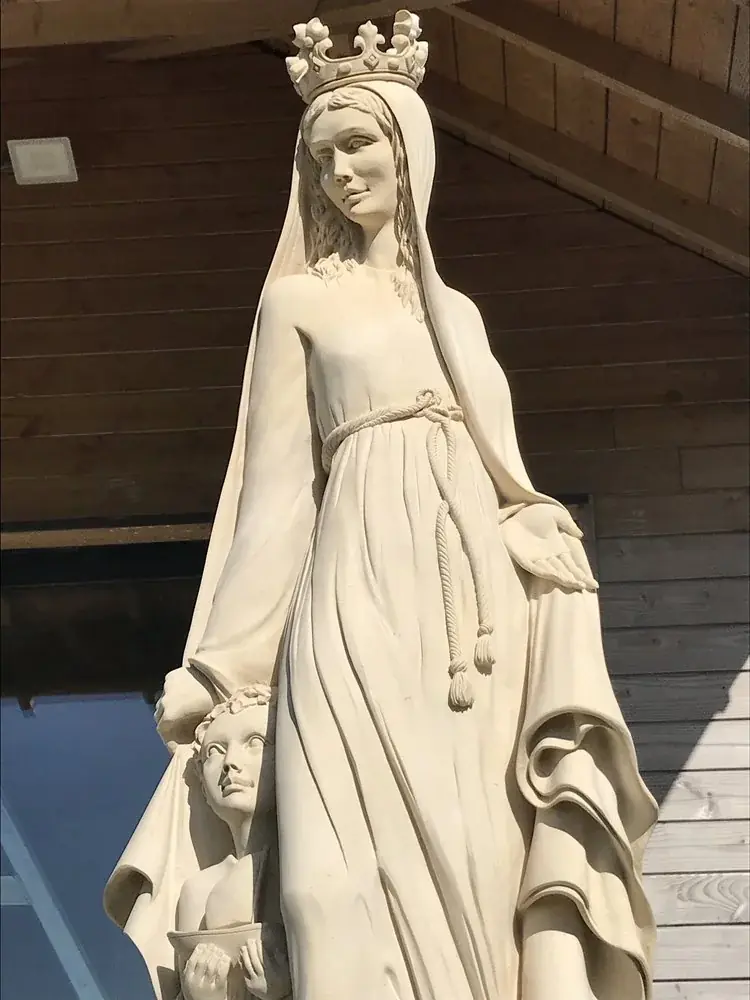 Vierge à l’Enfant en pierre de Lavoux à Béhuard