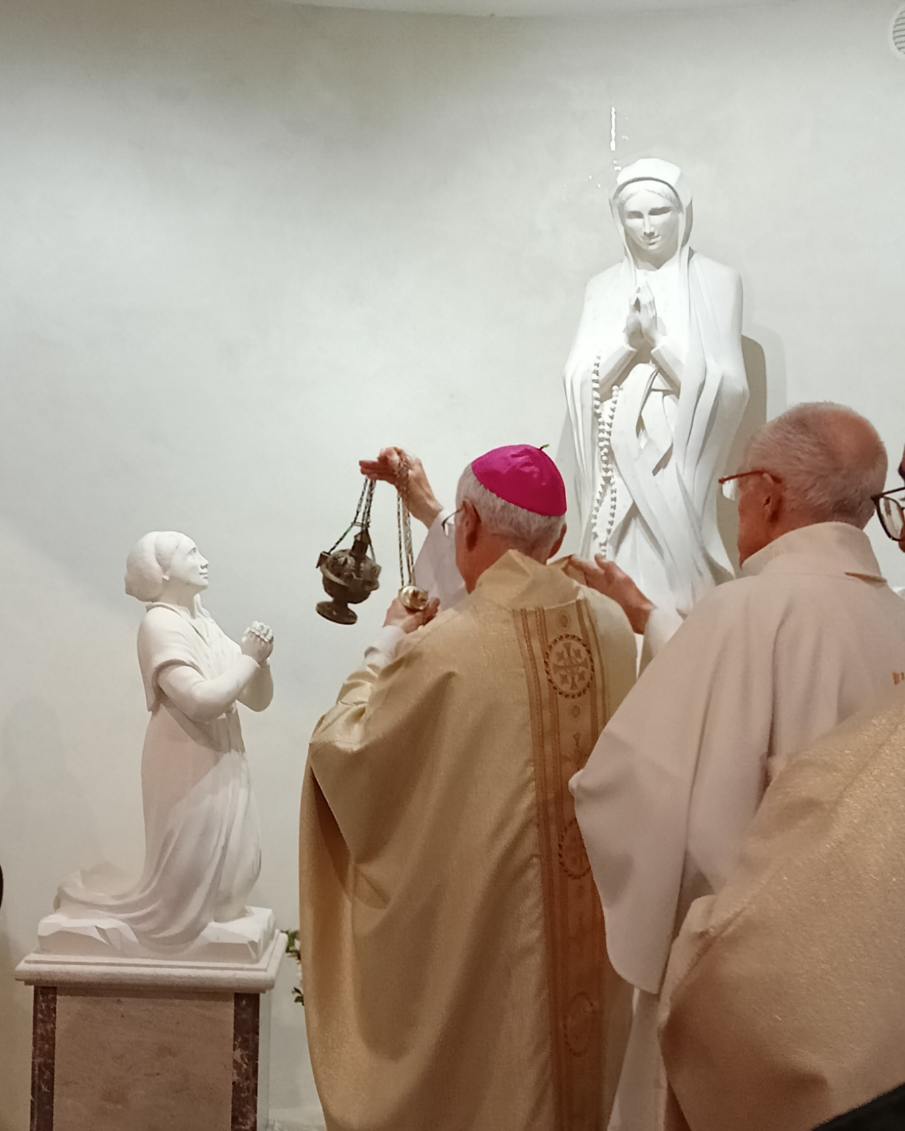 Bénédiction des statues de la Vierge et de sainte Bernadette à Angers
