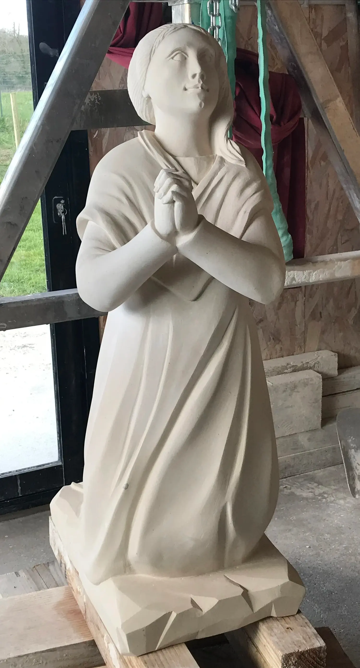 Statues en pierre de Sainte Bernadette et de la Vierge