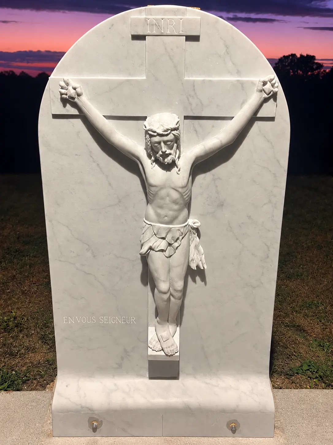 Crucifix funéraire en marbre de Carrare photographié de nuit