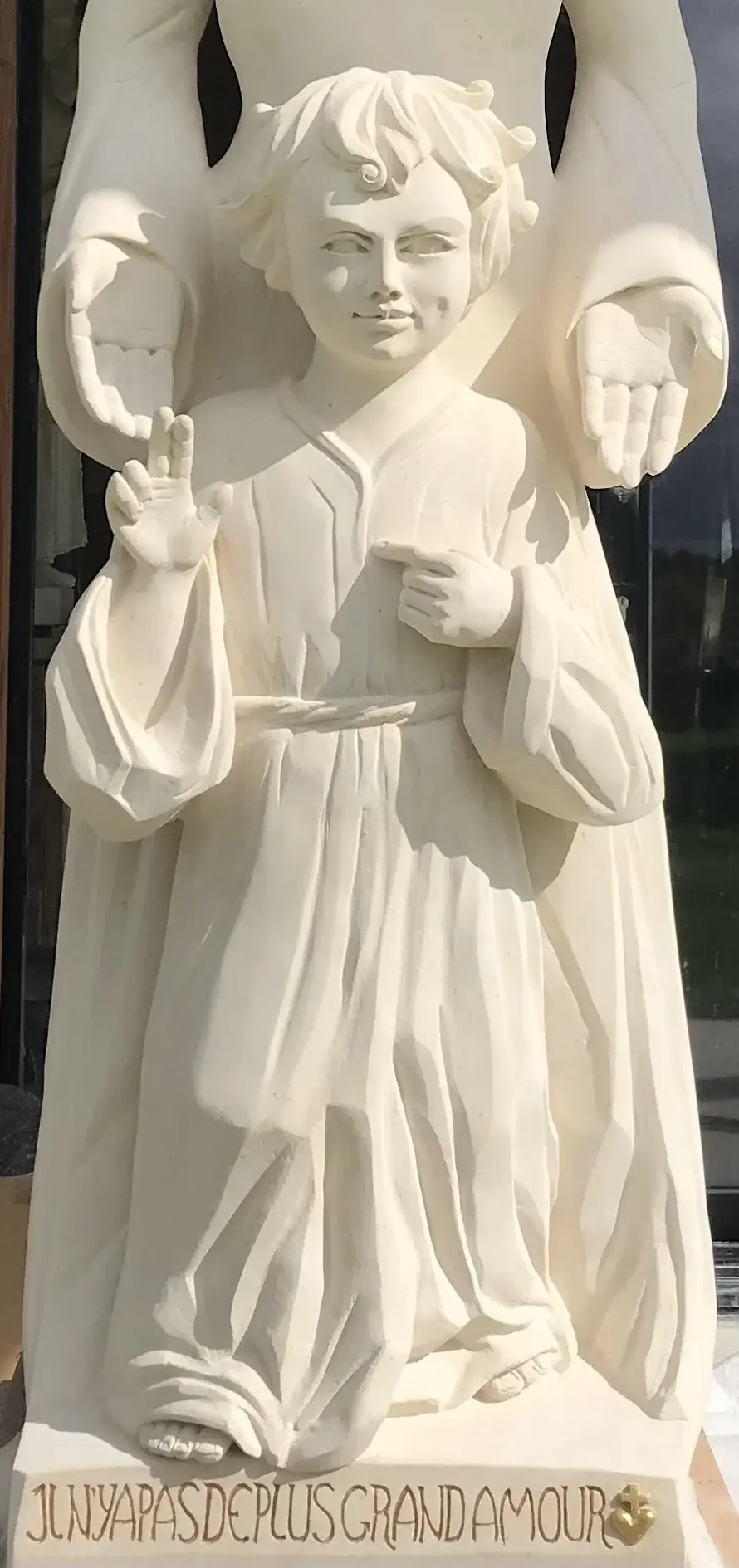 Détail de l’Enfant-Jésus sculpté en pierre