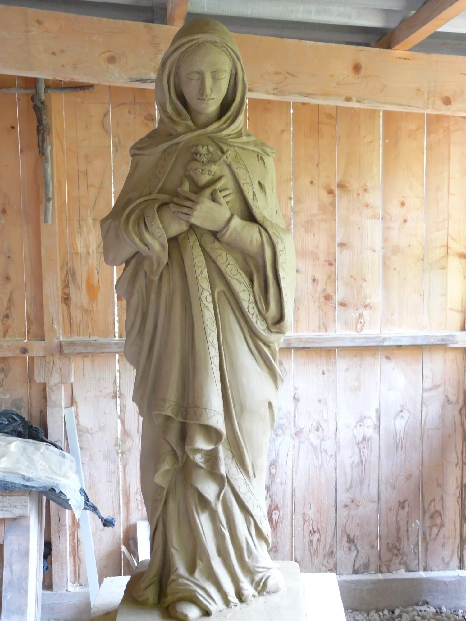 Modelage d’esquisse en argile d’une figure du Sacré-Cœur