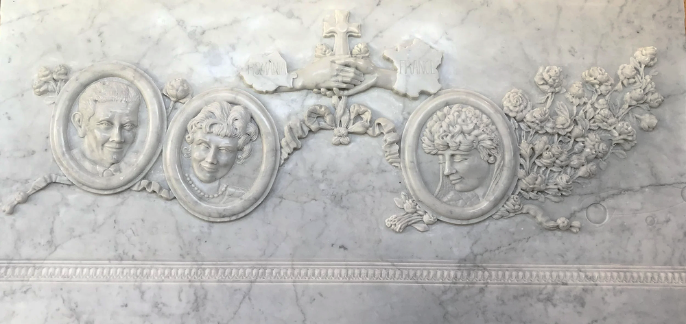 Monument familial en marbre de Carrare