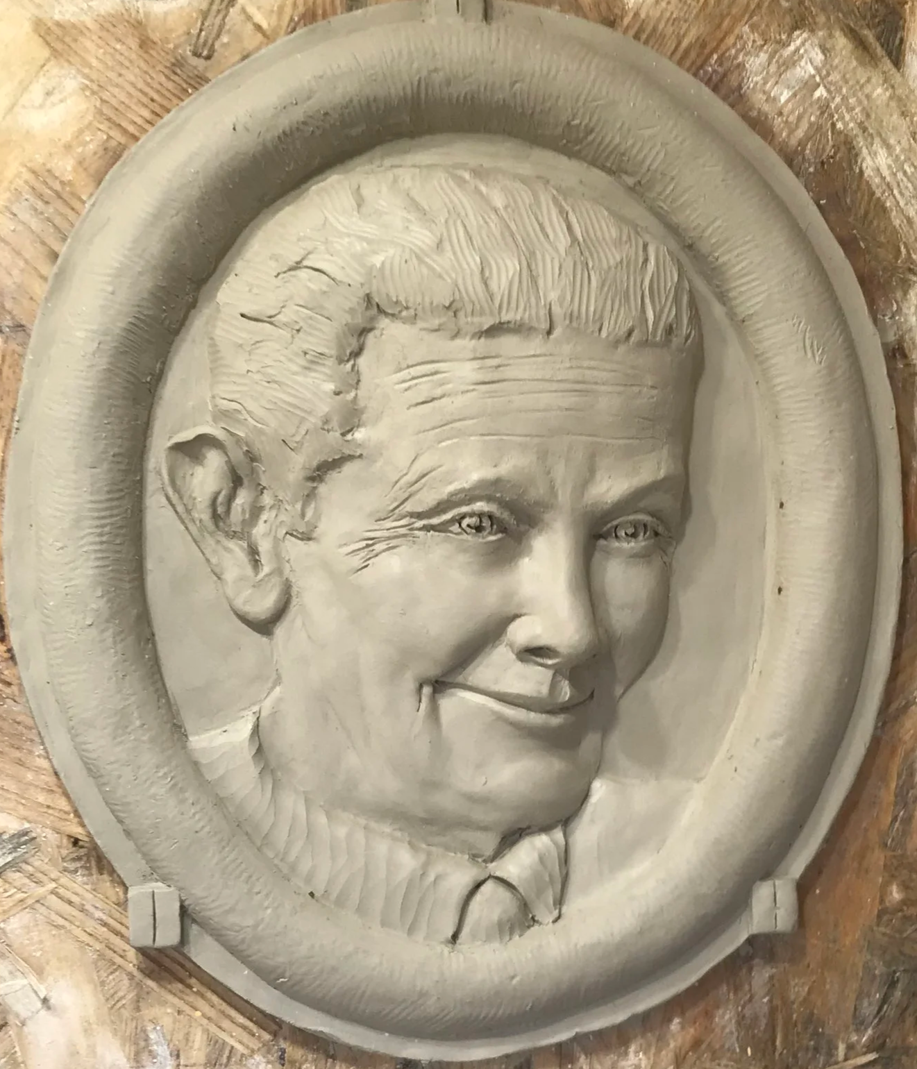 Modelage d’étude pour les portraits du monument familial