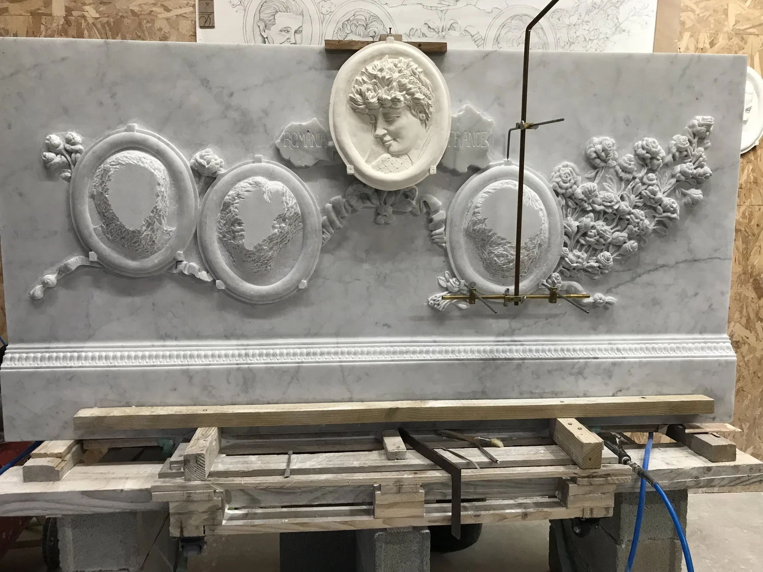 Taille du marbre pour le monument familial