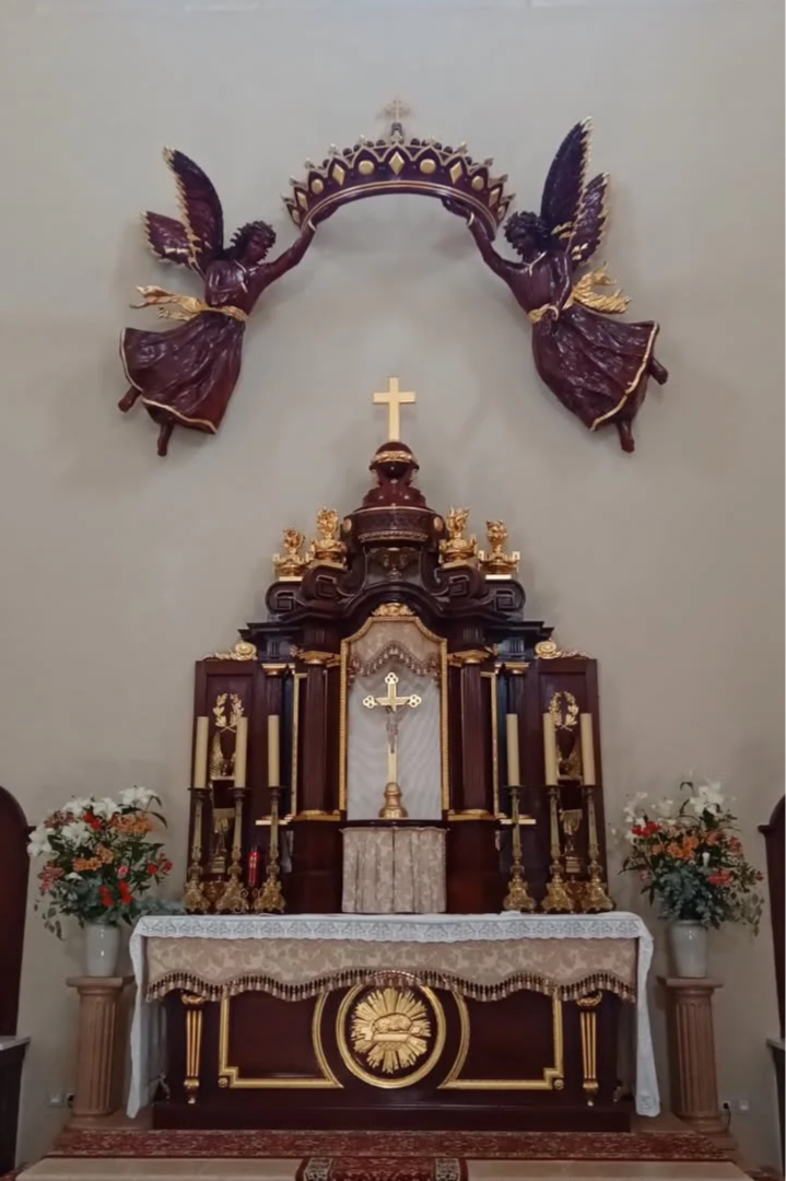 Anges de chœur en staff, faux-bois et feuille d’or