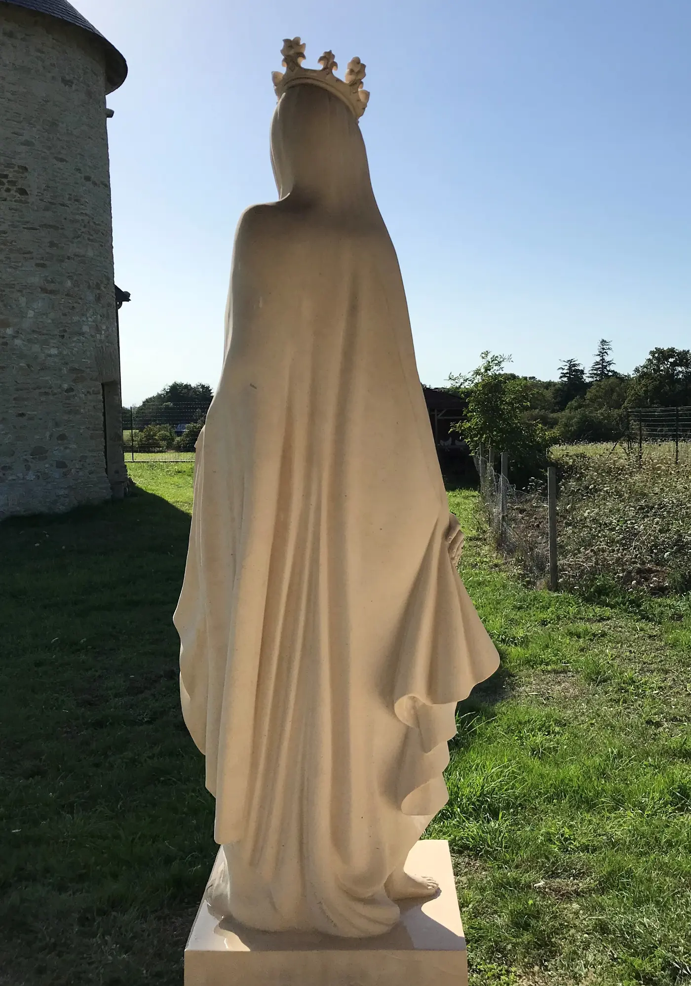 Vue de dos de la Vierge à l’Enfant de Béhuard