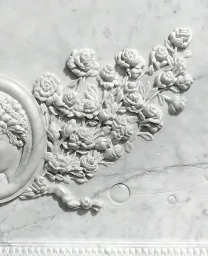 Bouquet de roses sculpté dans le marbre du monument familial