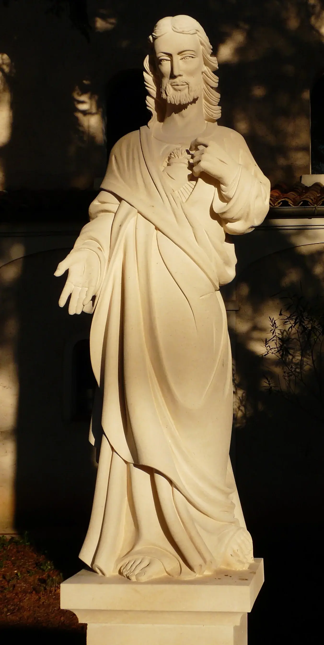 Statue du Sacré-Cœur en pierre