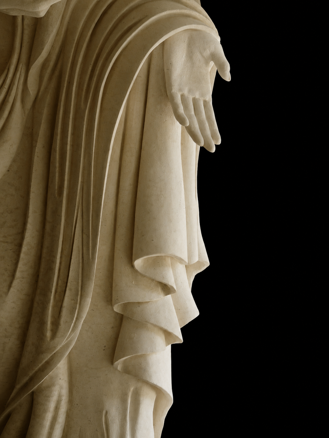 Drapé et main ouverte de la statue de la Vierge