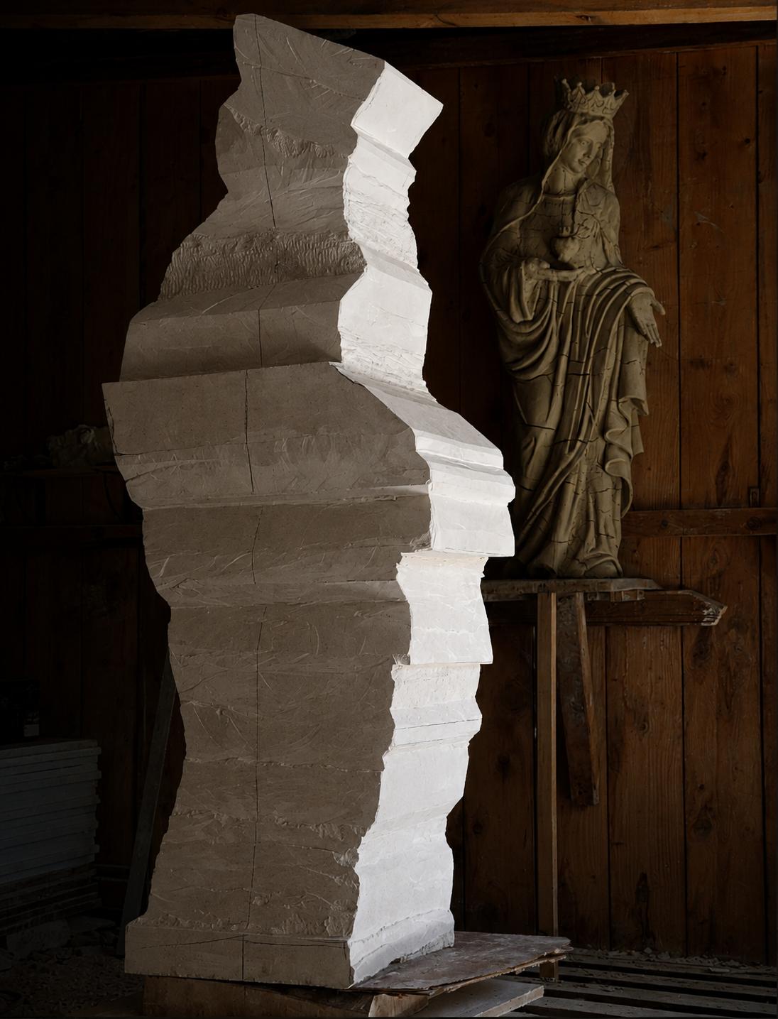 Épannelage d’une statue de Vierge dans la pierre de Lavoux