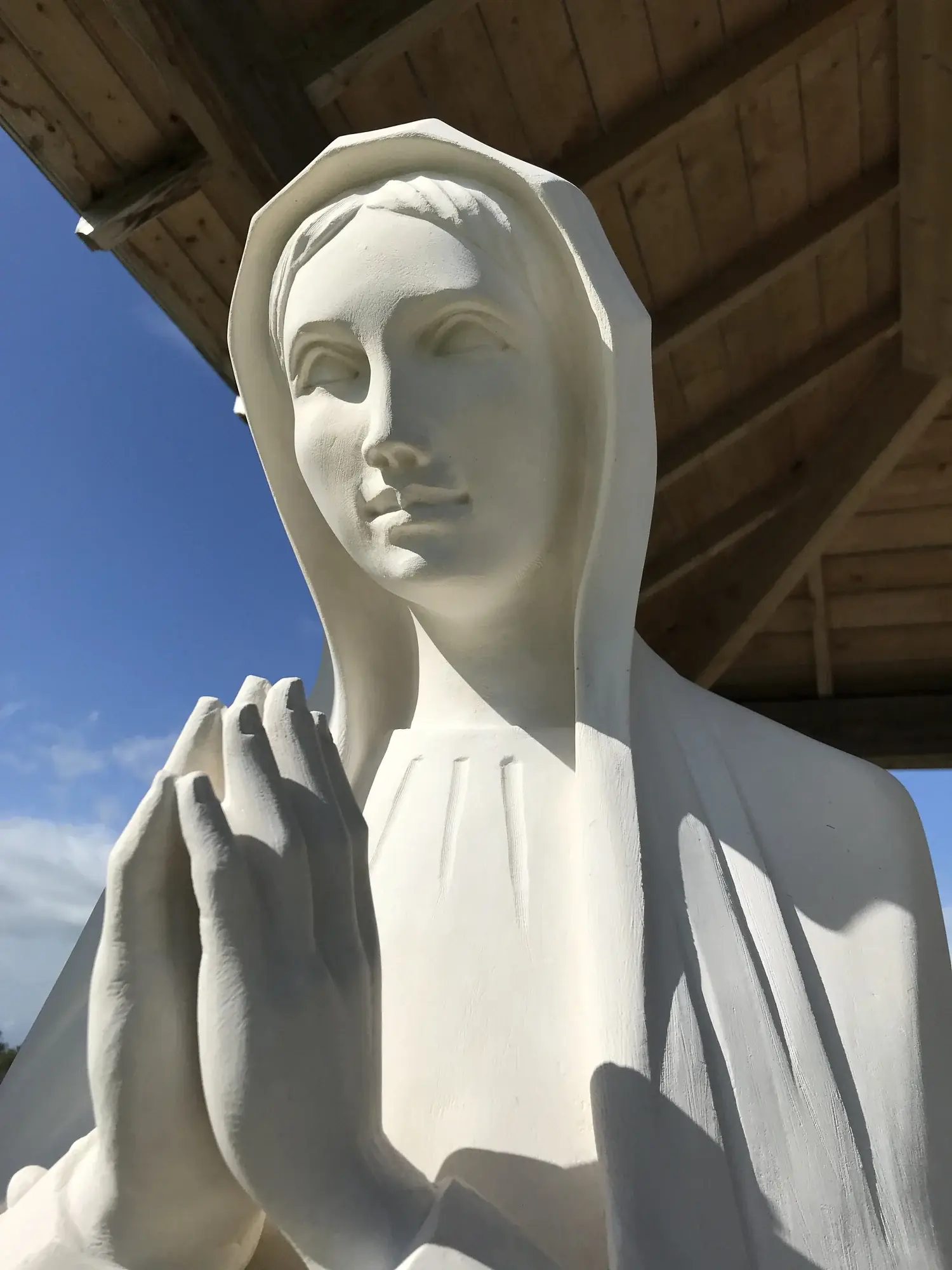 Visage de Marie sculpté en pierre